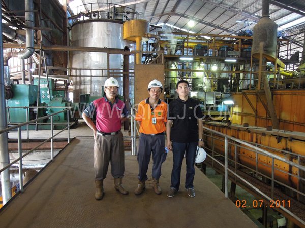 張兵權(quán)工程師在外國客戶安裝工廠進(jìn)行指導(dǎo)安裝(圖1) 張兵權(quán)工程師在外國客戶安裝工廠進(jìn)行指導(dǎo)安裝(圖1)